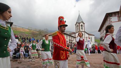 dantzari eleganteak luzaide/valcarlosen eskutik